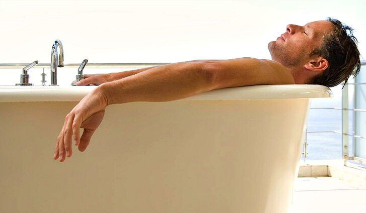 Un home toma un baño con refresco