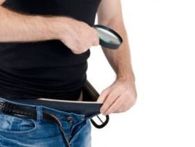 Un home está preocupado polo tamaño do seu pene