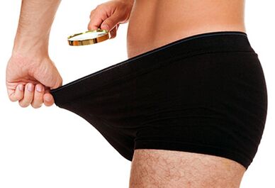 O home mira o tamaño do seu pene