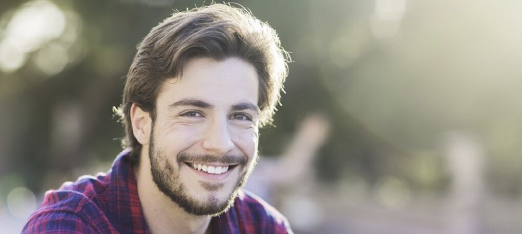 home satisfeito aumentou a boca de cola